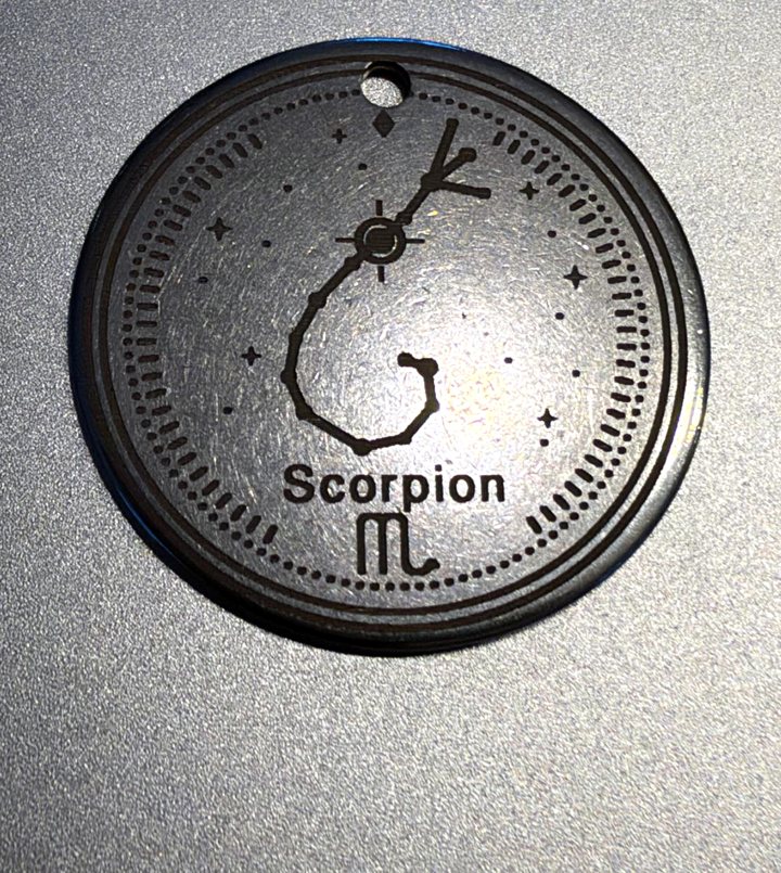 Médaillon en acier inoxydable gravé au laser avec la constellation du Scorpion